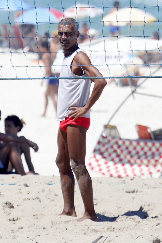 Romário e namorada na praia (Foto: AgNews / AgNews)