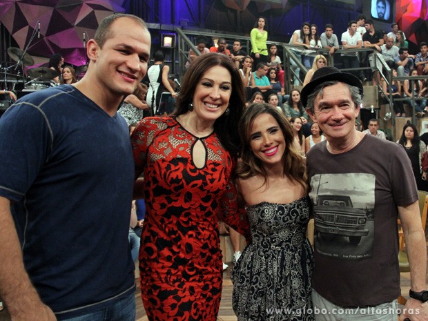 Serginho Groisman posa para foto com alguns entrevistados da noite (Foto: TV Globo/Altas Horas)