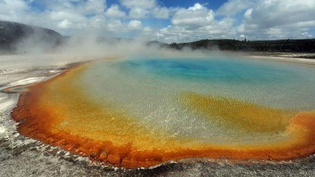 Lagos de água quente são provas da magma quente que está abaixo da superfície em Yellowstone (Foto: AFP/BBC)