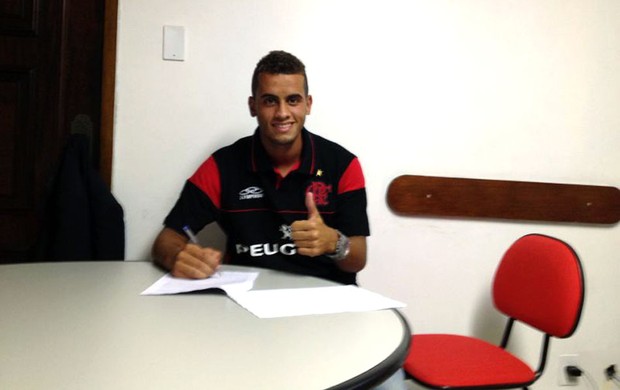 Rodolfo contrato Flamengo (Foto: Divulgação) Rodolfo contrato Flamengo (Foto: Divulgação)