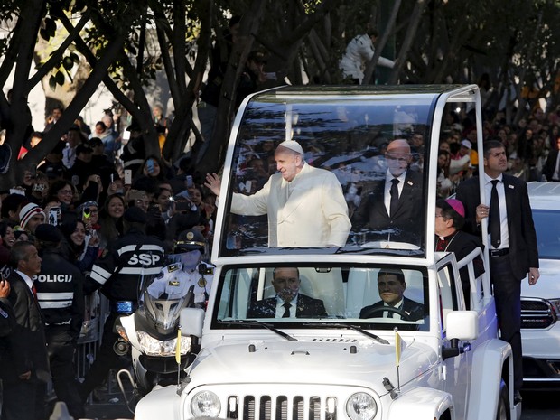 Papa Francisco acena para a multidão enquanto passa com o papa móvel na Cidade do México neste sábado (13) (Foto: Carlos Jasso/Reuters)