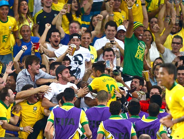 Neymar comemoração torcida final Brasil Espanha André vasco ao fundo (Foto: AFP)