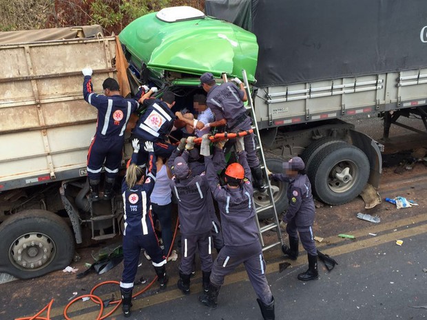 Homem é prensado por cabine após batida na BR-242, na Bahia (Foto: George José / Blo do Sigi Vilares)