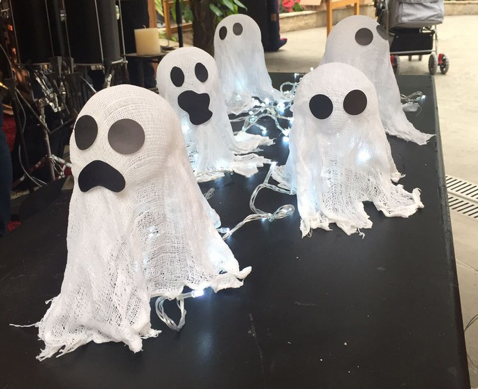 Enfeites de fantasma podem ser feitos com fraldas ou panos (Foto: Priscila Massena/Gshow)