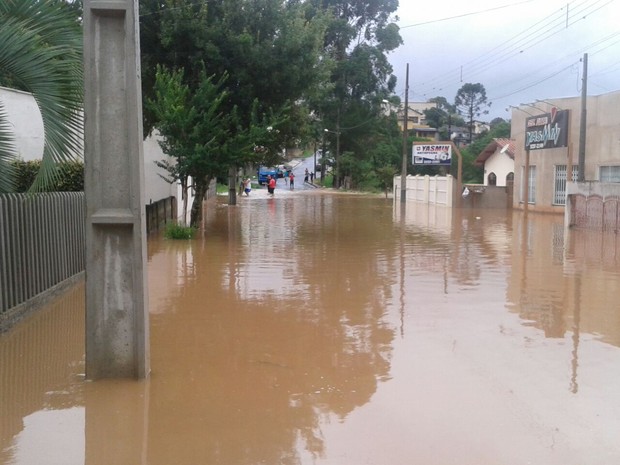 Ruas de Piraí do Sul alagaram após cheia de rio que corta a cidade (Foto: Arquivo Pessoal/ Dirlene Félix)