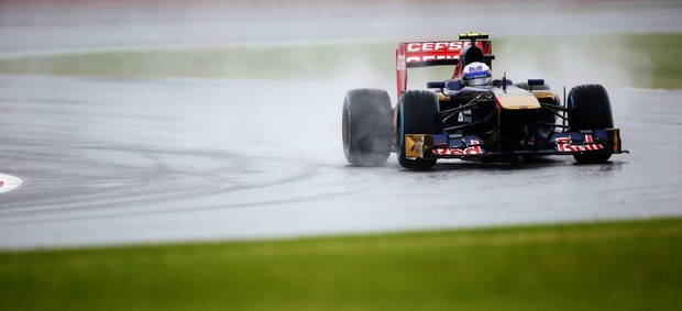 Sob chuva, Daniel Ricciardo, da STR, lidera primeiro treino livre para o GP da Inglaterra (Foto: Getty Images)