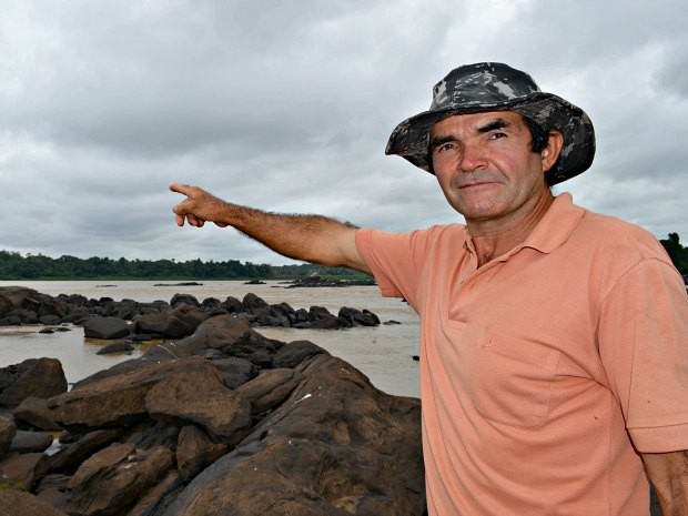 Pescador Juscelino considera as gravuras 'um mistério' (Foto: Rosiane Vargas/G1)
