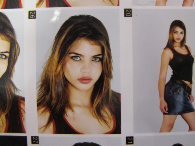 Book com fotos de Babila quando era modelo (Foto: Paulo Toledo Piza/G1)