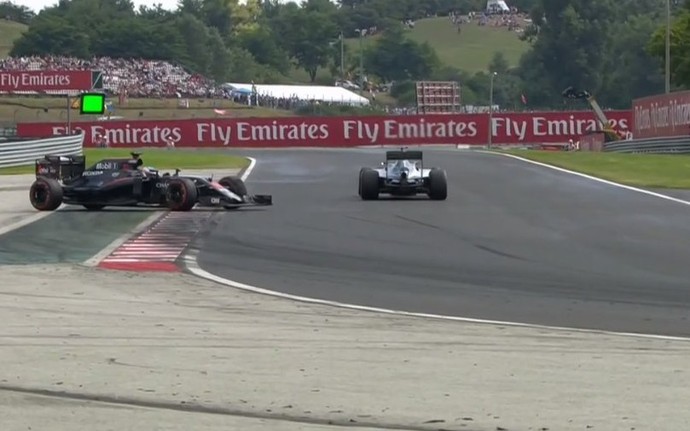 Fernando Alonso roda e atrapalha Lewis Hamilton no treino classificatório para o GP da Hungria (Foto: Reprodução)
