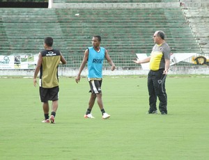 Técnico Marcelo Vilar no treino do Botafogo-PB (Foto: Larissa Keren / Globoesporte.com/pb)