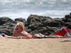 Britney Spears arrasa em praia com biquíni de oncinha