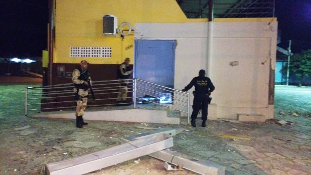 Alvo dos criminosos foi a agência do Banco do Brasil. Prédio ficou parcialmente destruído com a força da explosão.  (Foto: Divulgação/PM)
