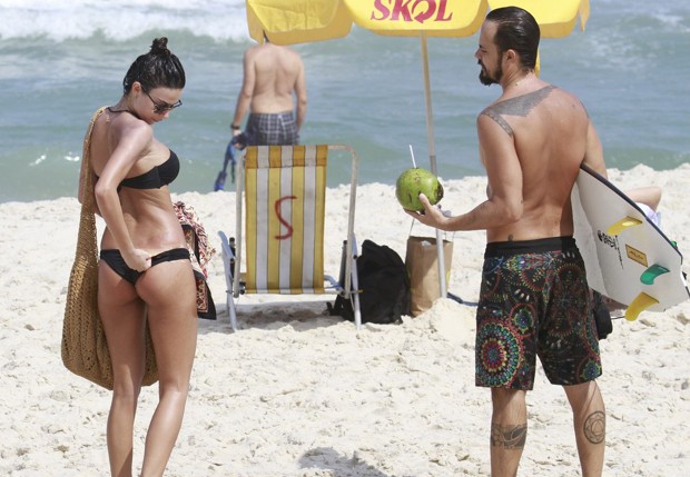 Thaila Ayala checa a marquinha do biquini (Foto: Dilson Silva/ Agnews)