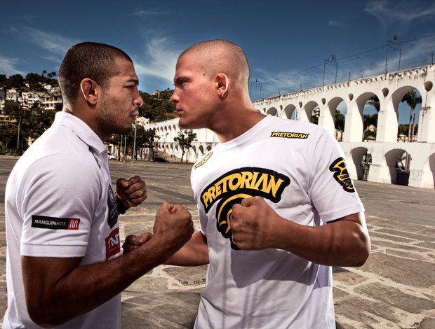 José Aldo e Erick Koch se encaram promovendo o início da venda de ingressos para o UFC Rio 3  (Foto: Felipe Varanda / UFC)