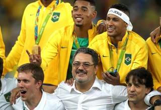 Micale e Neymar, Medalha de ouro (Foto: Agência Reuters)