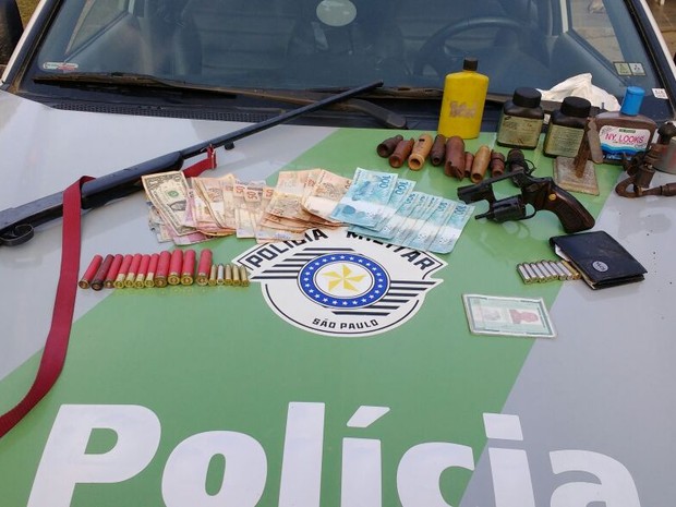 Polícia Militar apreendeu armas e dinheiro com acusado (Foto: G1) Polícia Militar apreendeu armas e dinheiro com acusado (Foto: G1)