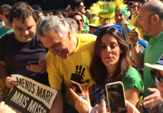 Ronaldo Caiado, senador (DEM-GO), tira fotos com manifestantes (Foto: Nathalia Bianco)