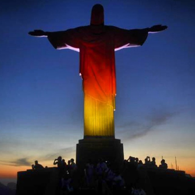 Jesus Luz postou a foto do Cristo Redentor com as luzes nas cores da bandeira da Alemanha (Foto: instagram / reprodução)