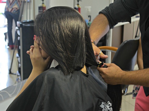 A estudante Bárbara doou o cabelo após fazer promessa pela saúde da madrinha (Foto: Janine Brasil/G1)