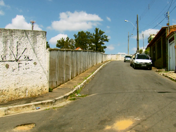 Jovem foi baleado quando estava em cima do muro de cemitério (Foto: Reprodução EPTV) Jovem foi baleado quando estava em cima do muro de cemitério (Foto: Reprodução EPTV)