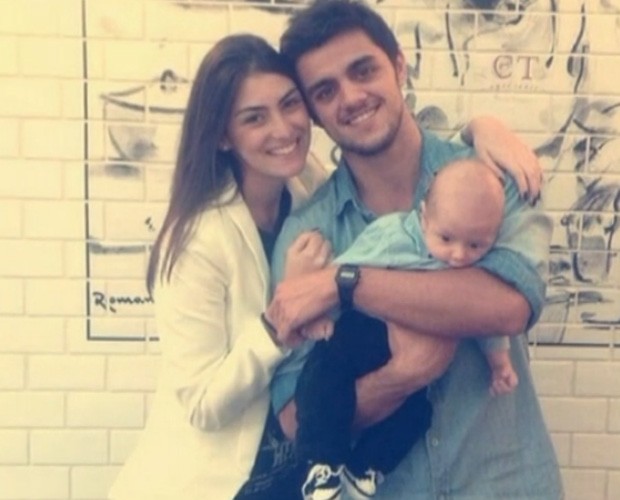 O pequeno Joaquim entre o pai Felipe Simas e a mãe Mariana Uhlmann (Foto: Reprodução/ TV Globo)