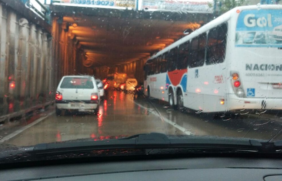  Para deixar a Zona Norte, motoristas enfrentam engarrafamento antes mesmo de chagar ao túnel da Tomaz Landim (Foto: Leonardo Barroso)