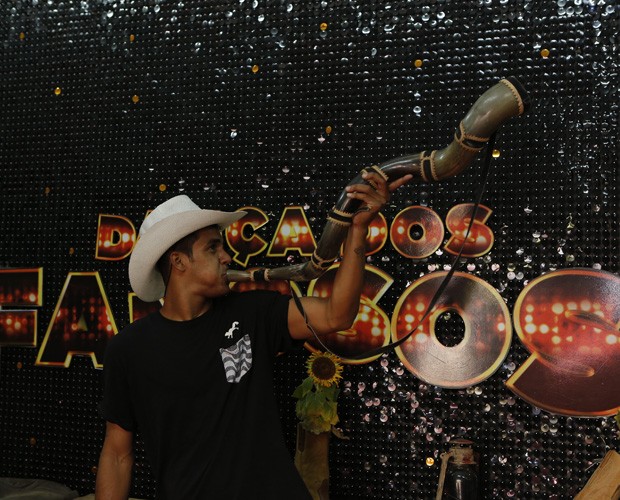 Marcello se empolga e toca berrante (Foto: Artur Meninea/TV Globo)