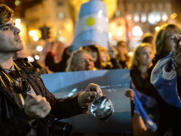 Argentinos fazem panelaço em frente a embaixada Argentina em Roma (Foto: Andreas Solaro / AFP)