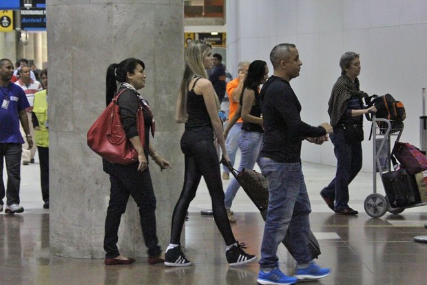 Bárbara Evans no aeroporto Santos Dumont (Foto: AgNews)