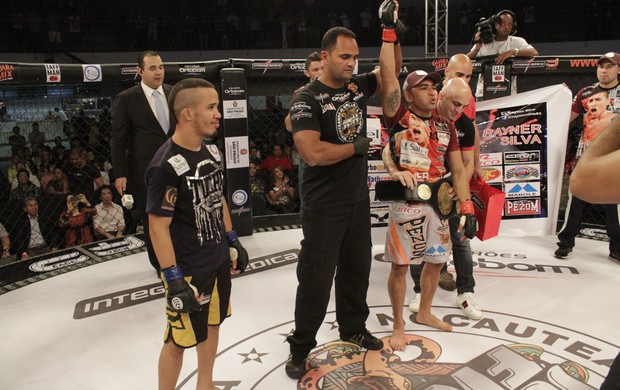 Rayner Silva comemora vitória sobre Junior Boya (Foto: Vinícius Stasolla / Jungle Fight)
