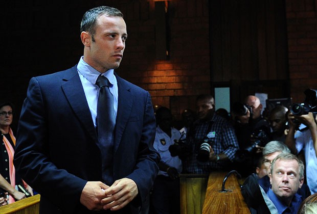 Oscar Pistorius no tribunal nesta sexta-feira }(22) (Foto: AFP)