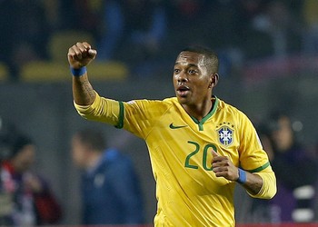 Robinho gol Brasil x Paraguai (Foto: EFE)