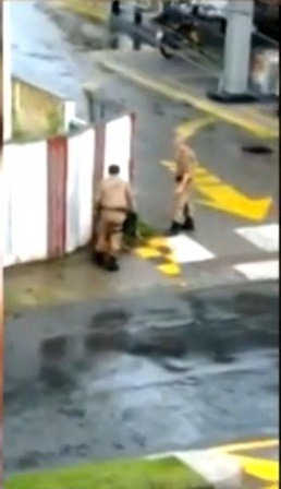 PMs agridem homem esquizofrênico, em Blumenau (Foto: Reprodução/RBS TV)