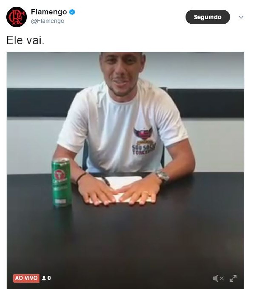 Goleiro assinou contrato e se apresentou aos torcedores (Foto: Reprodução)