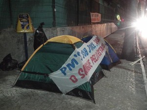 PMs afastados seguem acampados em frente à Assembleia no Ceará (Foto: Vivian Sales)