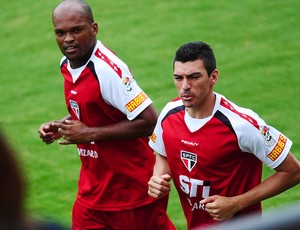 edson silva lucio são paulo treino (Foto: Marcos Ribolli / Globoesporte.com)