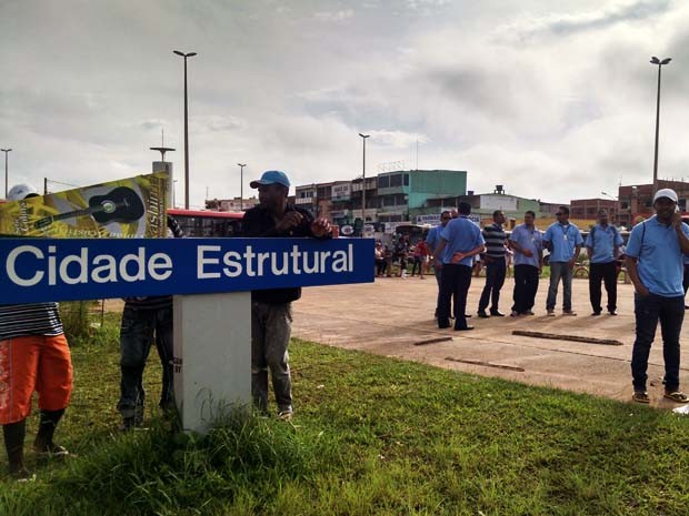 Rodoviários mobilizados em frente a entrada da Estrutural, no Distrito Federal (Foto: Luciana Amaral/G1) Rodoviários mobilizados em frente a entrada da Estrutural, no Distrito Federal (Foto: Luciana Amaral/G1)