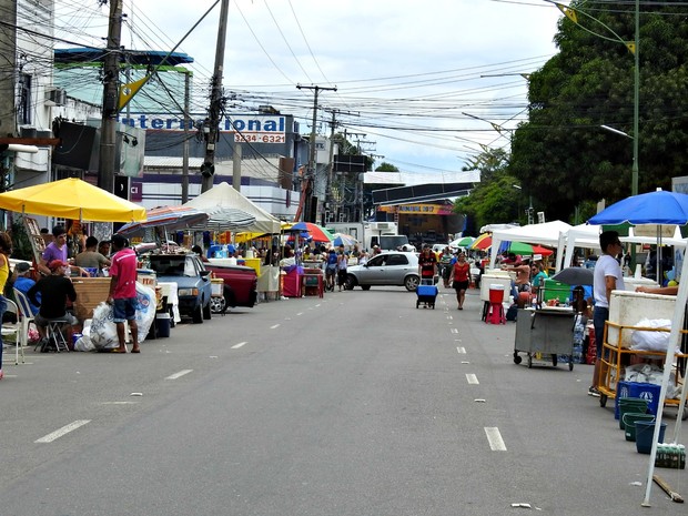 Avenida fica cheia de comerciantes (Foto: Suelen Gonçalves/ G1 AM)