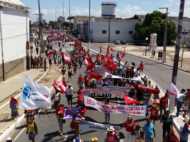 Movimentos sindicais saíram em caminhada em Maceió (Foto: Derek Gustavo/G1)