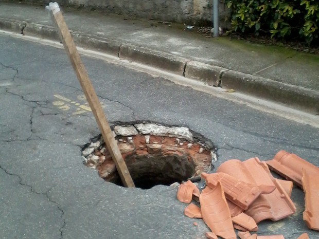 G1 Internauta reclama de buraco em rua de Mogi das Cruzes notícias