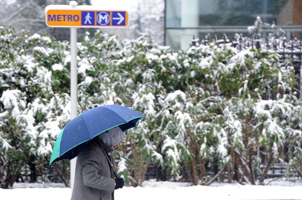 Homem caminha em meio à neve neste domingo (20) em Toulouse, no sul da França (Foto: AP)