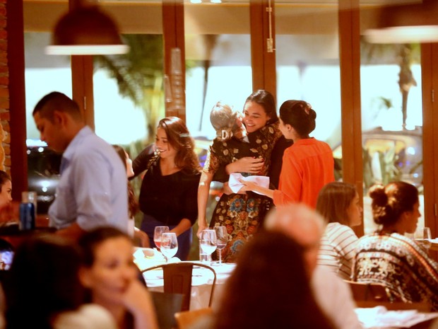 Grazi Massafera, Anna Lima e Débora Nascimento com amigas em restaurante na Zona Oeste do Rio (Foto: Ag. News)