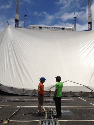 Tenda antes de ser erguida (Foto: Thais Kaniak / G1 PR)