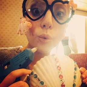 Lady Gaga mostra presentes que ganhou de fãs japoneses (Foto: Instagram/ Reprodução)