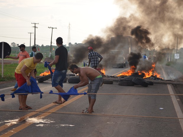 A rodovia foi bloqueada durante o protesto e permaneceu fechada por duas horas. (Foto: Rogério Aderbal)