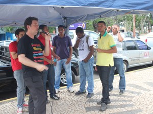 Candidatos realizaram um protesto durante a solenidade (Foto: Gilcilene Araújo/G1)