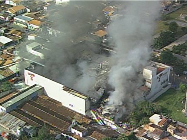 Supermercado foi destruído pelo fogo. (Foto: Reprodução/TV Liberal)