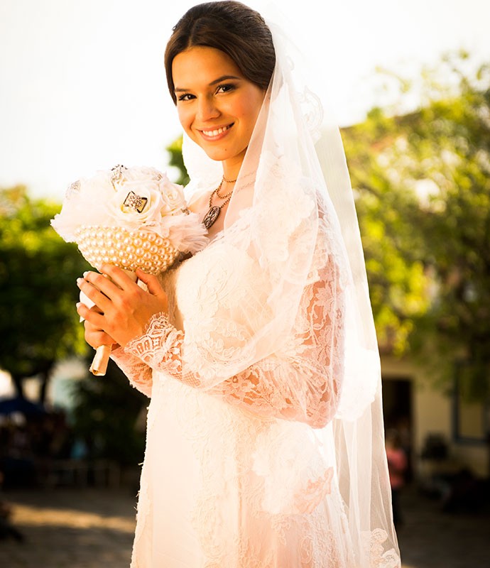 Bruna Marquezine vestida de noiva como Helena na novela 'Em Família' (Foto: João Miguel Júnior/Globo)