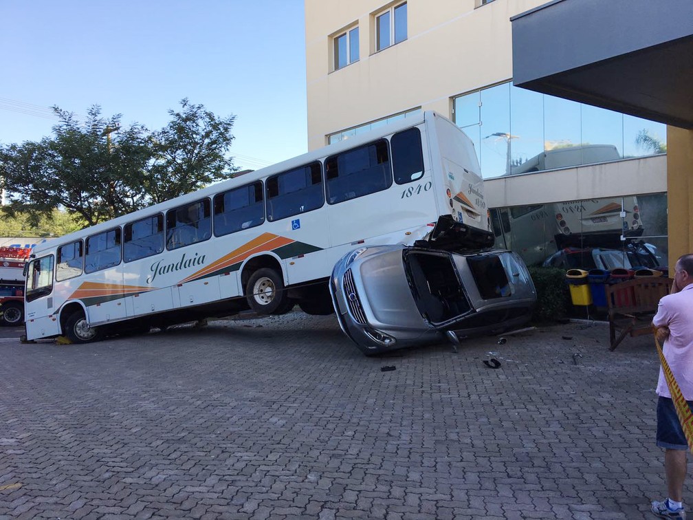 Ônibus desgovernado invadiu hotel em Presidente Prudente (Foto: David de Tarso/TV Fronteira)