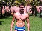 Sarado, ex-BBB Jonas posta foto de sunga e exibe tanquinho